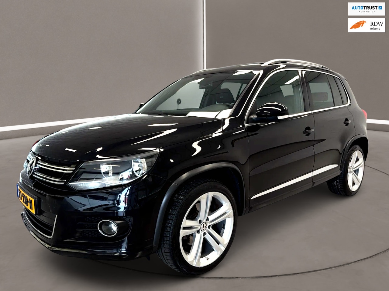 Volkswagen Tiguan - 1.4 TSI 2x R-Line 122 Pk Airco Navi Panodak Pdc 171 dkm Nap 1e Eig. - AutoWereld.nl