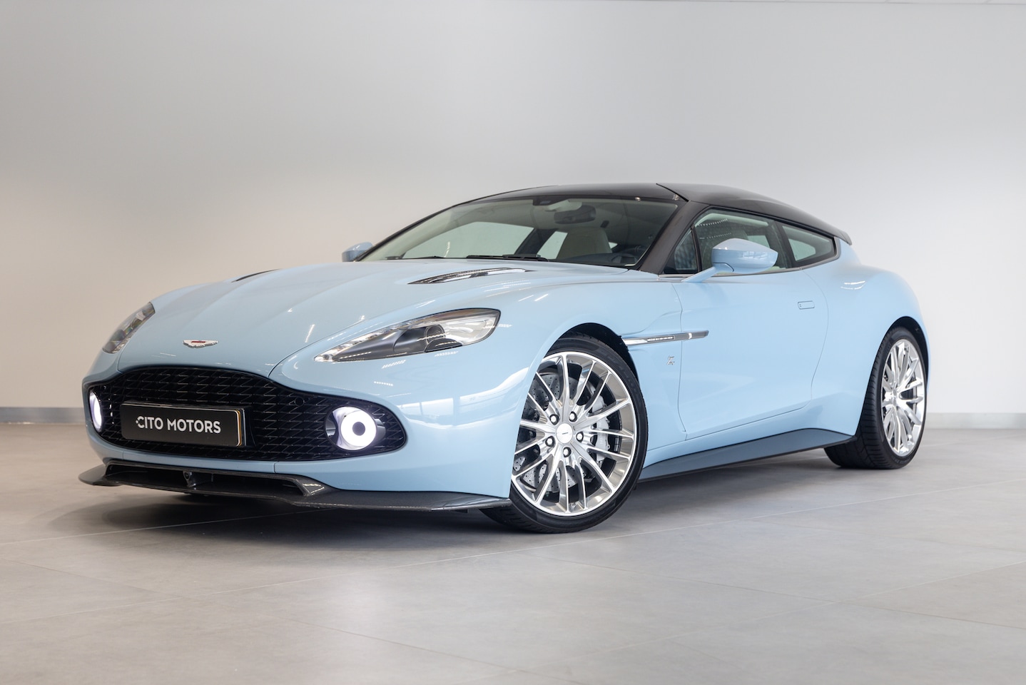 Aston Martin Vanquish Zagato Shooting - BRAKE 1 of 99 - AutoWereld.nl