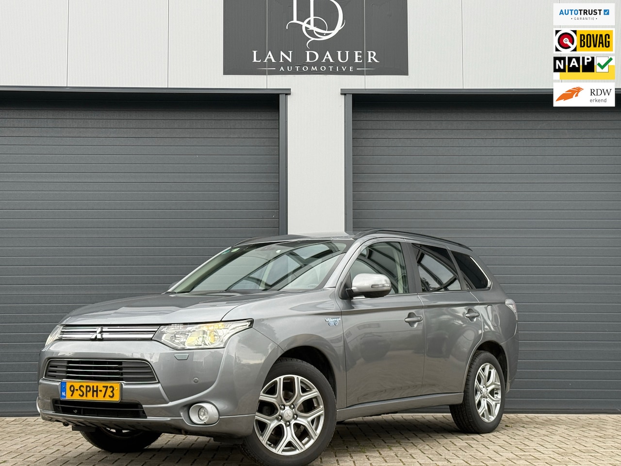 Mitsubishi Outlander - 2.0 PHEV Intense +1E EIG NAP / TREKHAAK - AutoWereld.nl