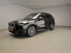 BMW X1 - sDrive18i | M-Sportpakket | LED | Navigatie | Panoramadak | Trekhaak | Sportstoelen | DAB