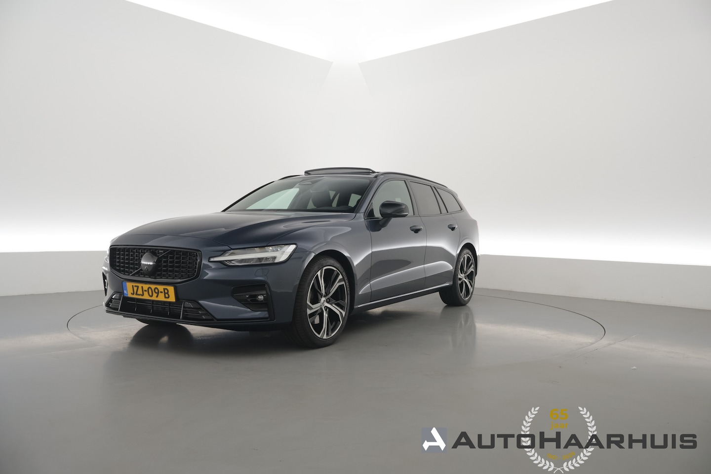 Volvo V60 - 2.0 B4 Ultra Dark | Pano | HUD | 360cam | Memory | Google info. | Pilot Assist | Stoel- St - AutoWereld.nl