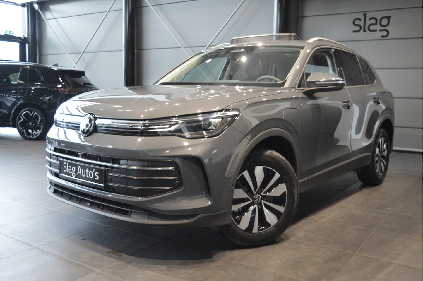 Volkswagen Tiguan - 1.5 eHybrid Life 30 Years Edition pano carplay 17 inch !! - AutoWereld.nl