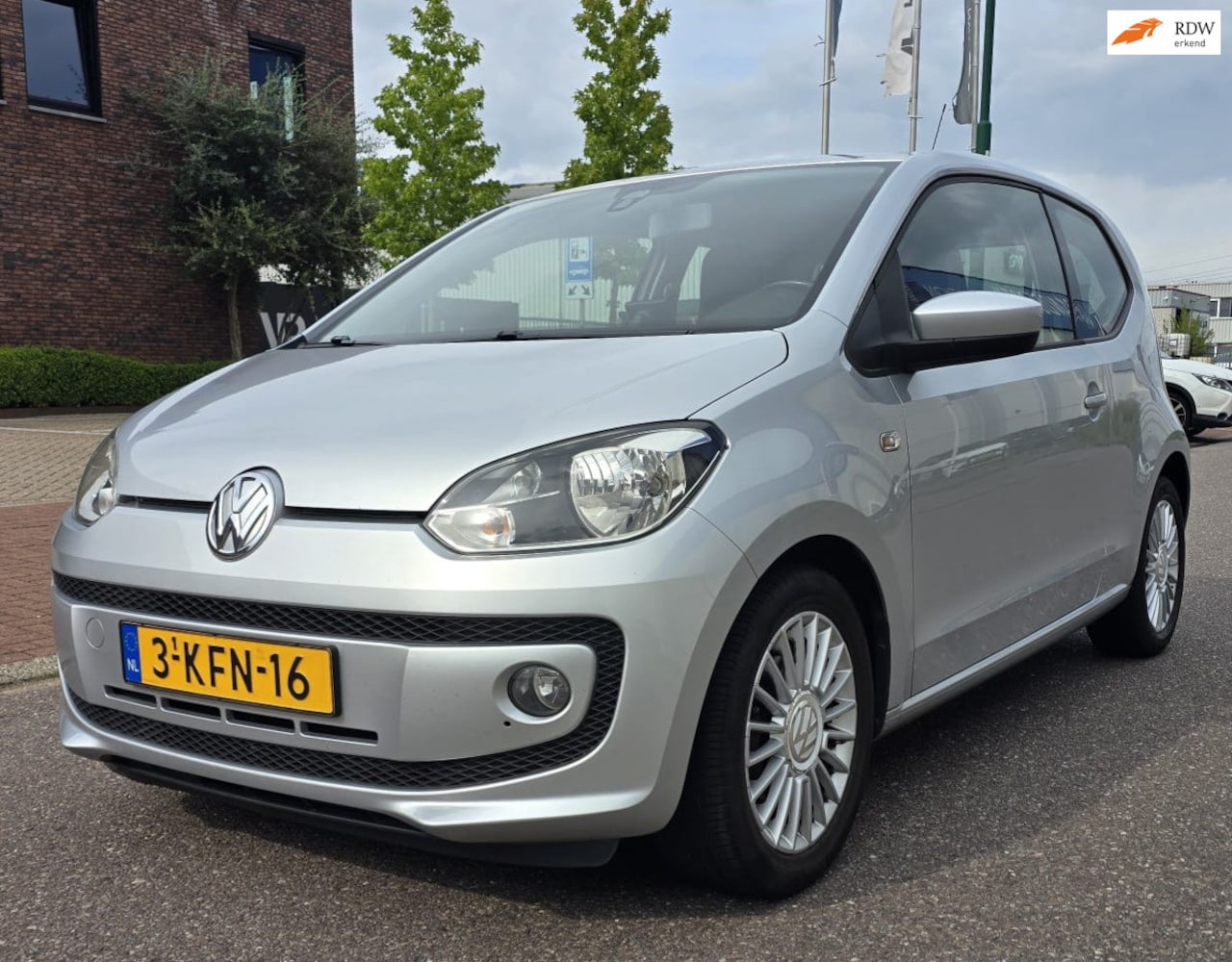 Volkswagen Up! - 1.0 high up! BlueMotion NAVIGATIE 2 X SLEUTELS - AutoWereld.nl