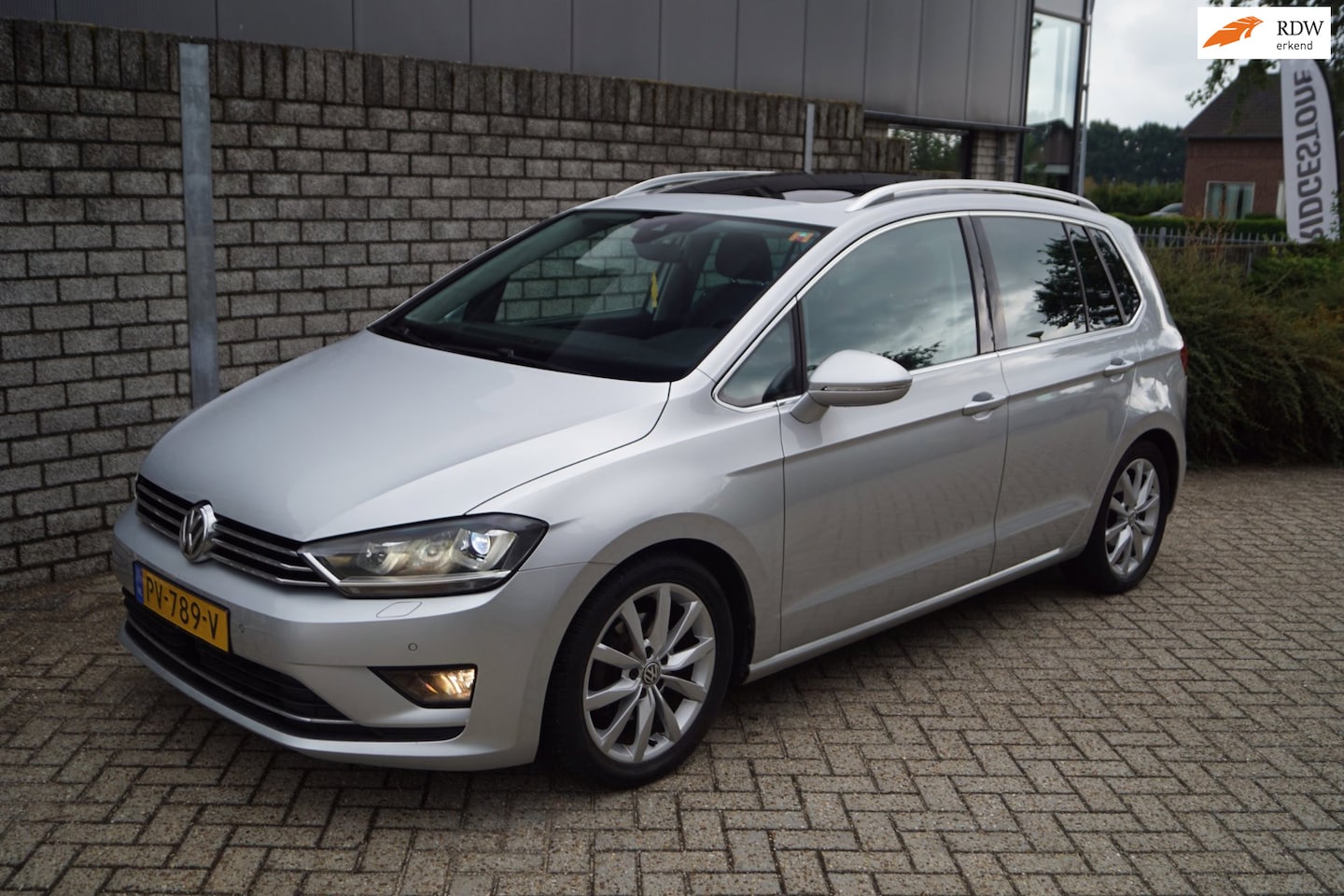 Volkswagen Golf Sportsvan - 1.4 TSI Highline Autom Panodak Alcantara Sportst Stoelverw Navi Camera Clima Xenon Adaptie - AutoWereld.nl