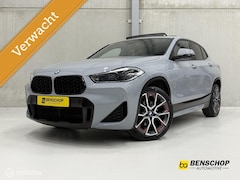 BMW X2 - sDrive20i M Sport - Mesh Panodak HUD Navi Carplay Camera Bucket Sportstoelen Trekhaak Broo