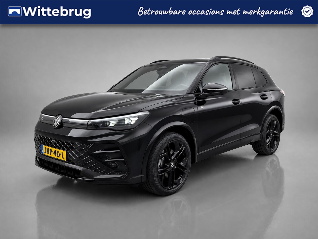 Volkswagen Tiguan - 1.5 eHybrid 272pk R-Line Edition / Black style / Panoramadak / Leder / Trekhaak / 20" LMV - AutoWereld.nl