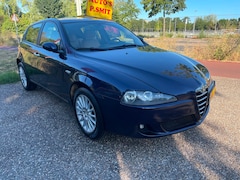 Alfa Romeo 147 - 1.6 T.Spark Distinctive airco cruise contr leren bekleding