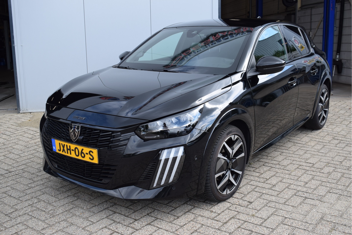 Peugeot 208 - 1.2 Hybrid 100 e-DCS6 GT | Alcantara | 360° Camera | Massagestoel - AutoWereld.nl