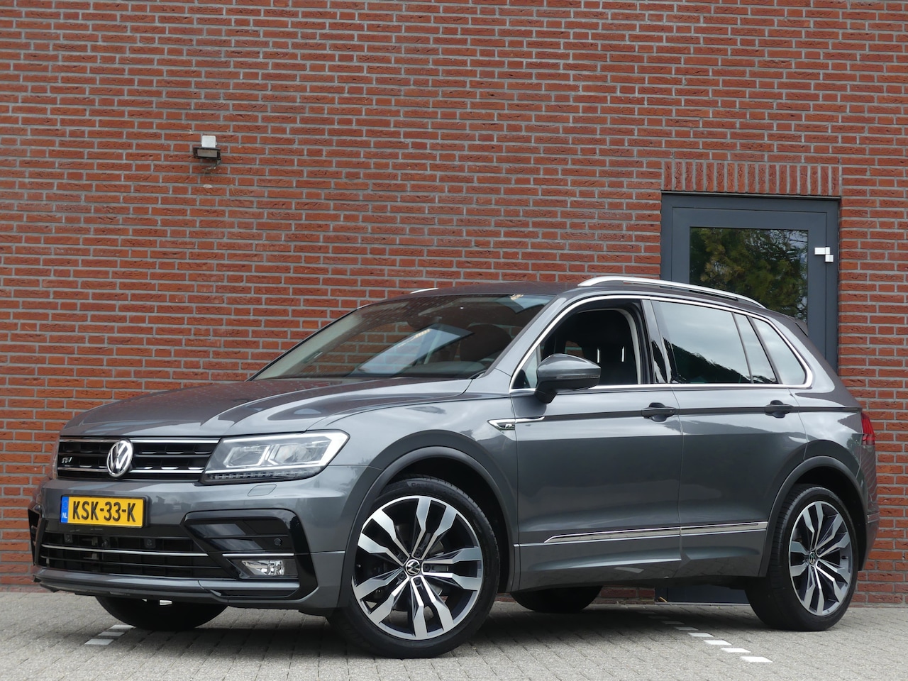 Volkswagen Tiguan - 2.0 TSI 4Motion R-Line / Trekhaak / 20 Inch - AutoWereld.nl