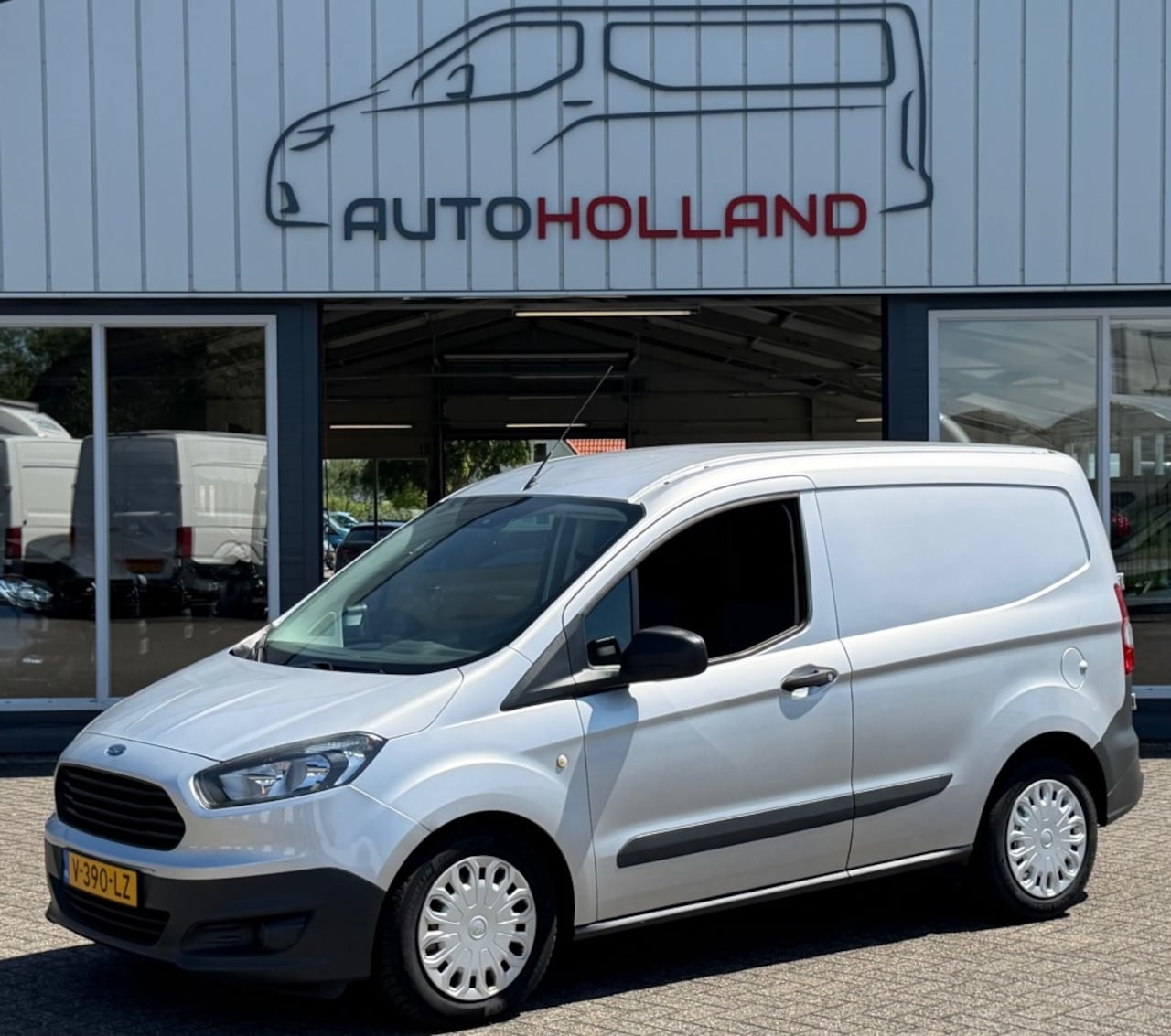 Ford Transit Courier - 1.5 TDCI 55KW 75PK EURO 6 AIRCO/ NAVIGATIE/ 100% DEALERONDERHOUDEN - AutoWereld.nl