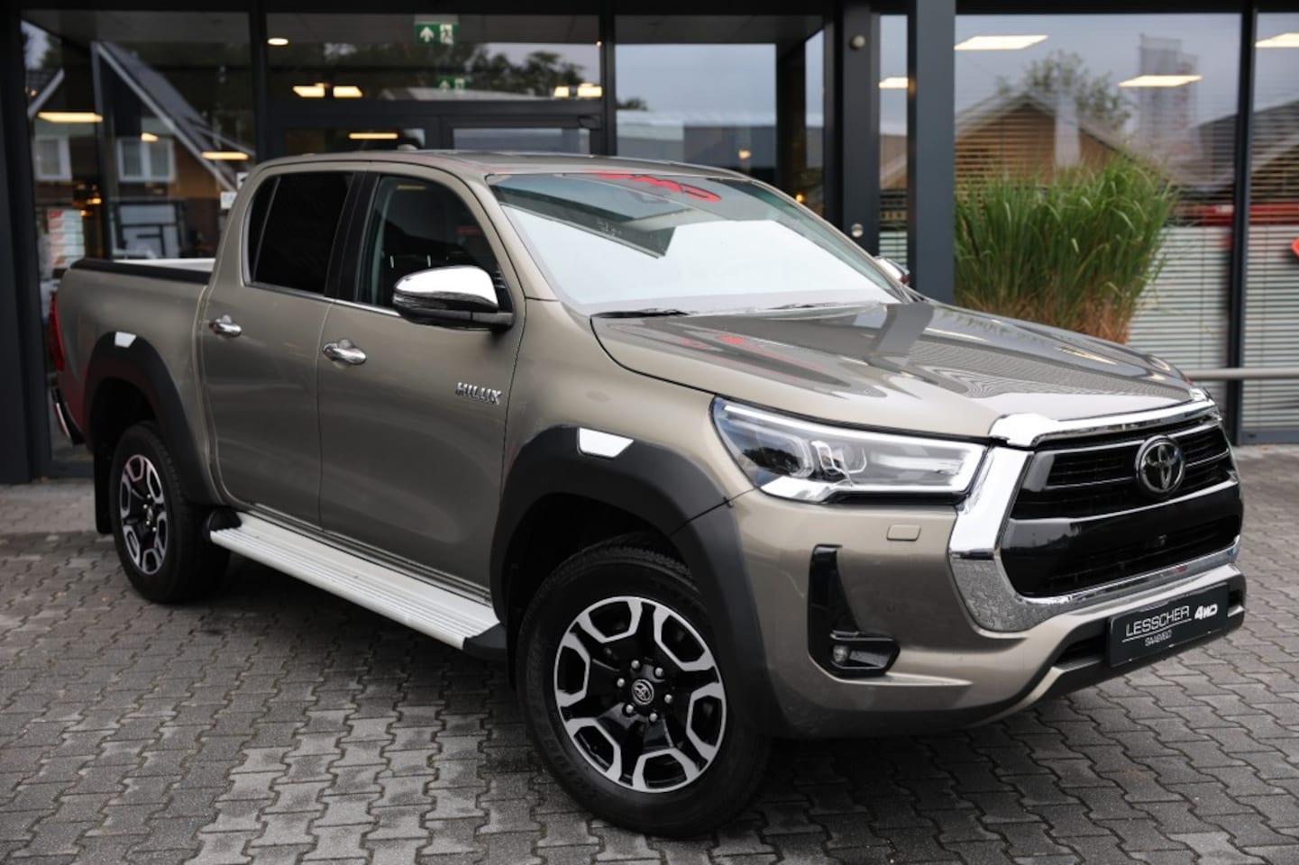 Toyota HiLux - 2.8 D-4D DUBBEL CABIN EXECUTIVE A/T 2 ZITS 4WD VAN - AutoWereld.nl