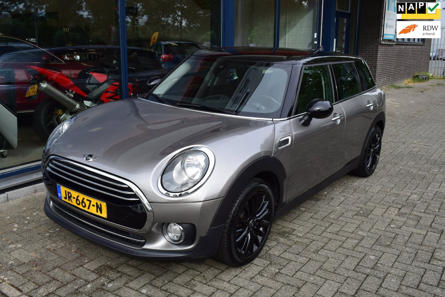 MINI Clubman - 1.5 Cooper Business // Climate control, lichtmetalen velgen, navi, bluetooth - AutoWereld.nl