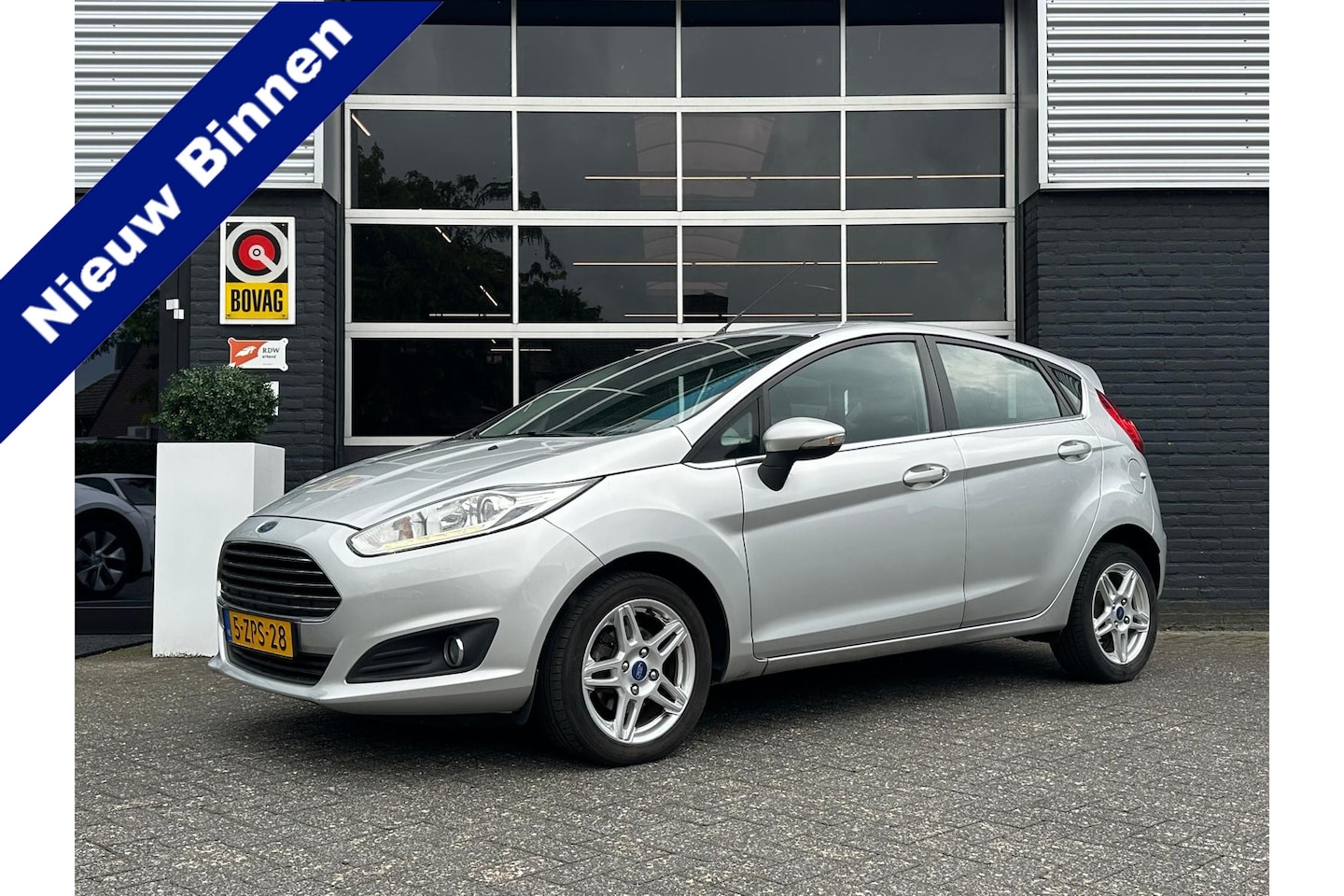 Ford Fiesta - 1.0 Titanium 1.0 Titanium, Airco, Radio, Sfeer, 5 drs, LM, APK - AutoWereld.nl