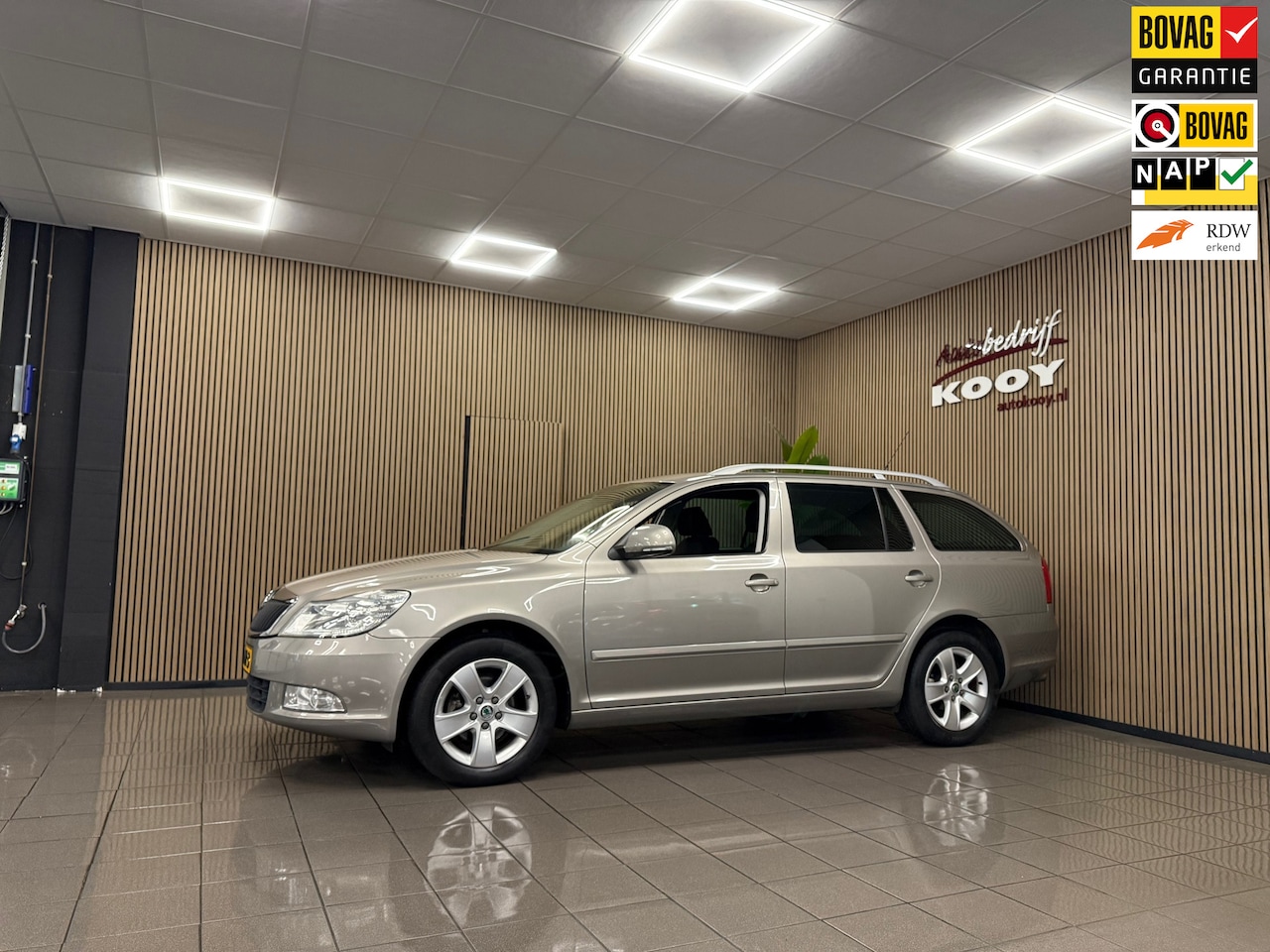 Skoda Octavia Combi - 1.2 TSI Elegance * Automaat / Trekhaak / LM Velgen / Cruise control / NL Auto * - AutoWereld.nl