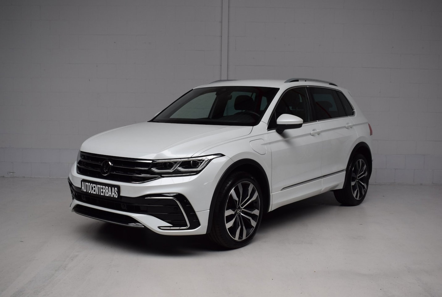 Volkswagen Tiguan - 1.4 TSI eHybrid R-Line SOH / VIRTUAL / IQ-LIGHT / SFEERVERLICHTING / CARPLAY / ADAPT.CRUIS - AutoWereld.nl