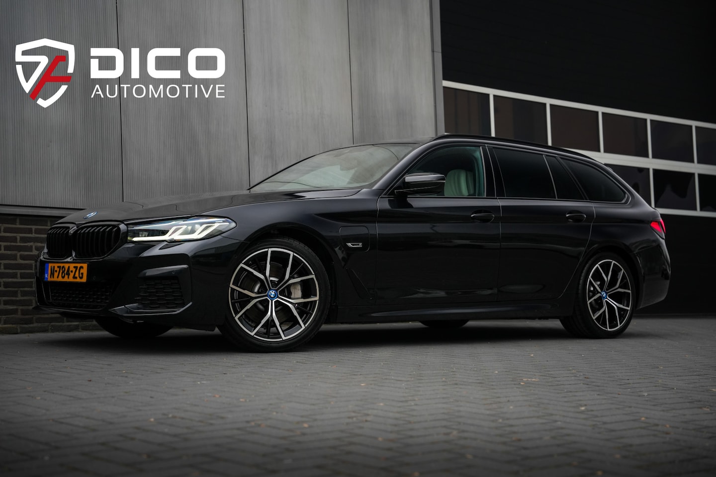 BMW 5-serie Touring - 530e 293 pk Business Edition Plus M-Sportpakket / NL-Auto/ Laser-Koplamp/ Pano-Dak/ 89%SOH - AutoWereld.nl