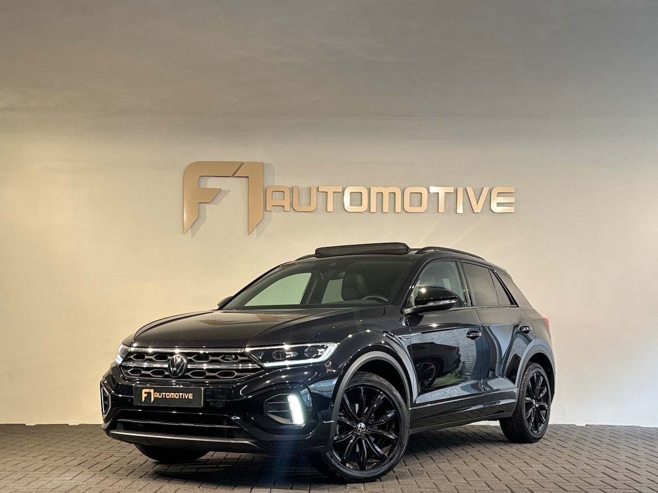 Volkswagen T-Roc - 1.5 TSI Life Business Pano|ACC|Lane|Camera|Keyless|Camera - AutoWereld.nl