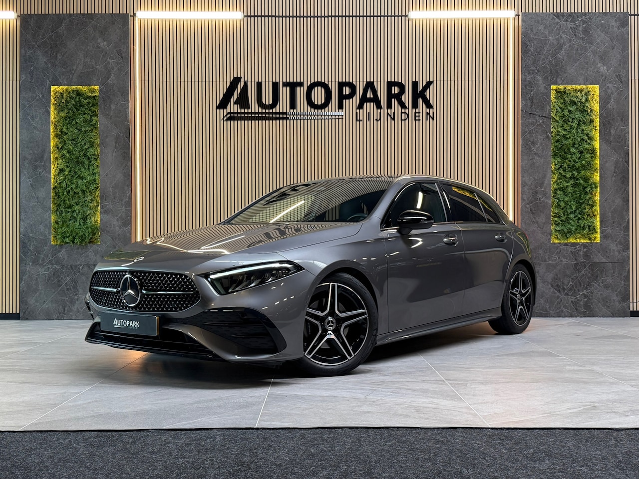 Mercedes-Benz A-klasse - 180 AMG Line BTW|GARANTIE|CAMERA|NIGHTPAKKET|DODEHOEK|KEYLESS|SFEERVERLICHTING|DEALER ONDE - AutoWereld.nl