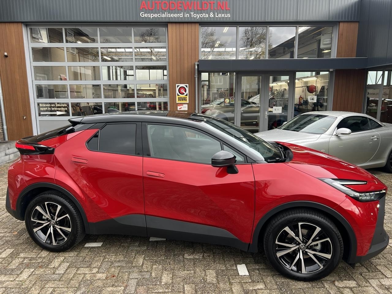 Toyota C-HR - 1.8 Hybrid 140 Style Bi-tone A/T - AutoWereld.nl