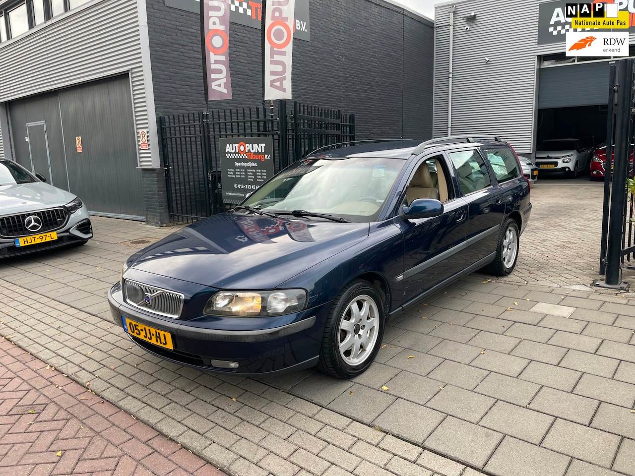 Volvo V70 - 2.4 Comfort Line 3e Eigenaar! Trekhaak Airco NAP APK - AutoWereld.nl