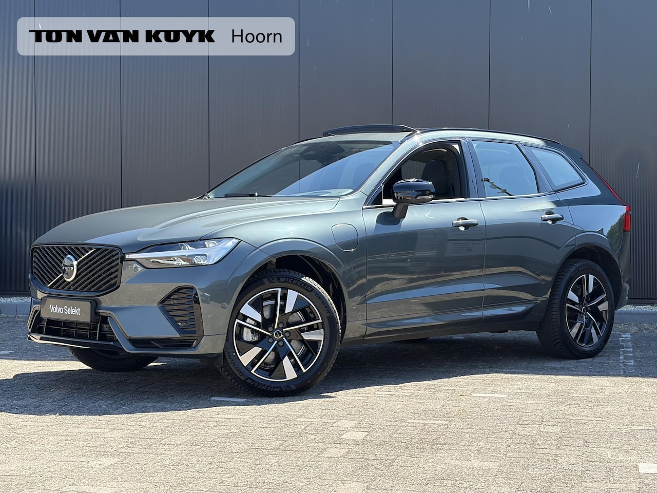 Volvo XC60 - 2.0 T6 Plug-in hybrid AWD Plus Dark head up display/ 360 camera/ harman kardon/ schuifdak/ - AutoWereld.nl