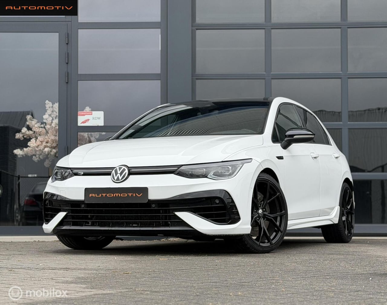 Volkswagen Golf - 2.0 TSI R 4Motion PANO / AKRA / IQ-light / H&k - AutoWereld.nl