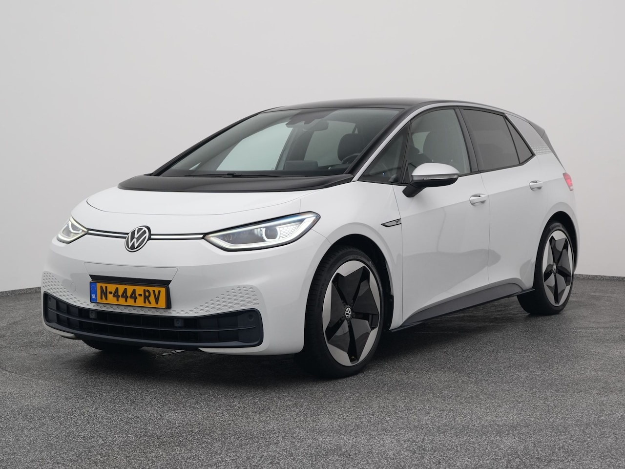 Volkswagen ID.3 - First Plus 58 kWh | CAMERA | ADAPTIVE | STOEL- EN STUURVERW. - AutoWereld.nl