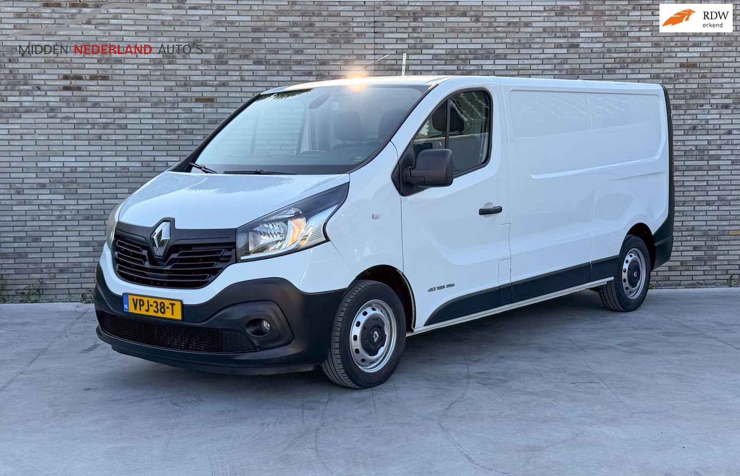 Renault Trafic - 1.6 dCi T29 L2H1 * TREKHAAK * 3 PERSOONS * CAMERA * APK 2027 * - AutoWereld.nl