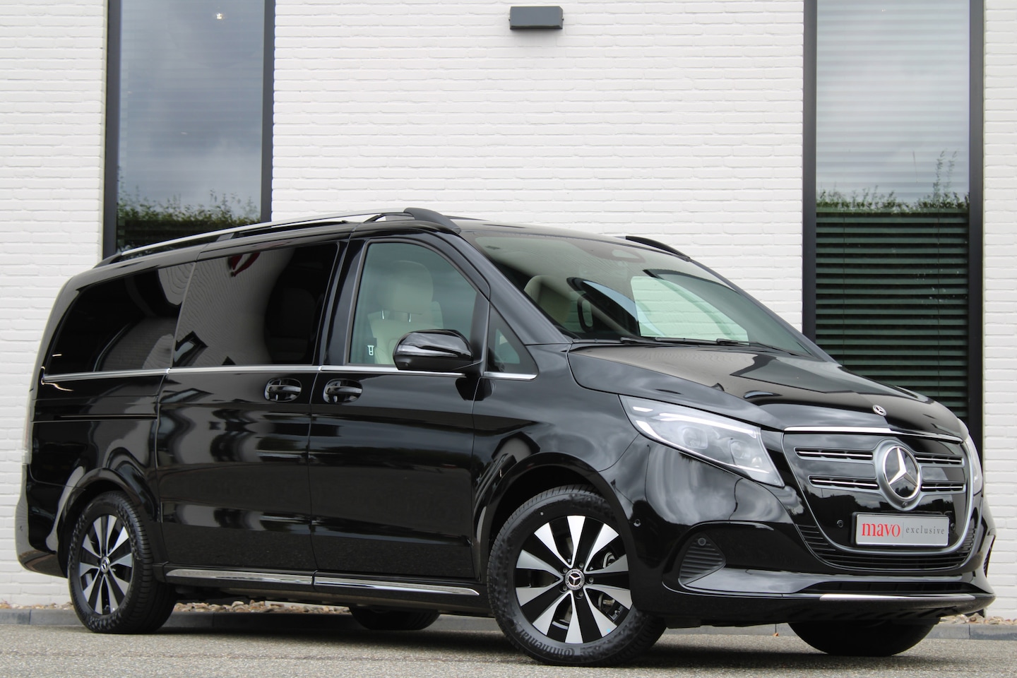 Mercedes-Benz EQV - 300 L2 / AMG / Panorama / Elec Stoelen / 7-Persoons / Burmester / Vol Opties / NIEUWSTAAT - AutoWereld.nl