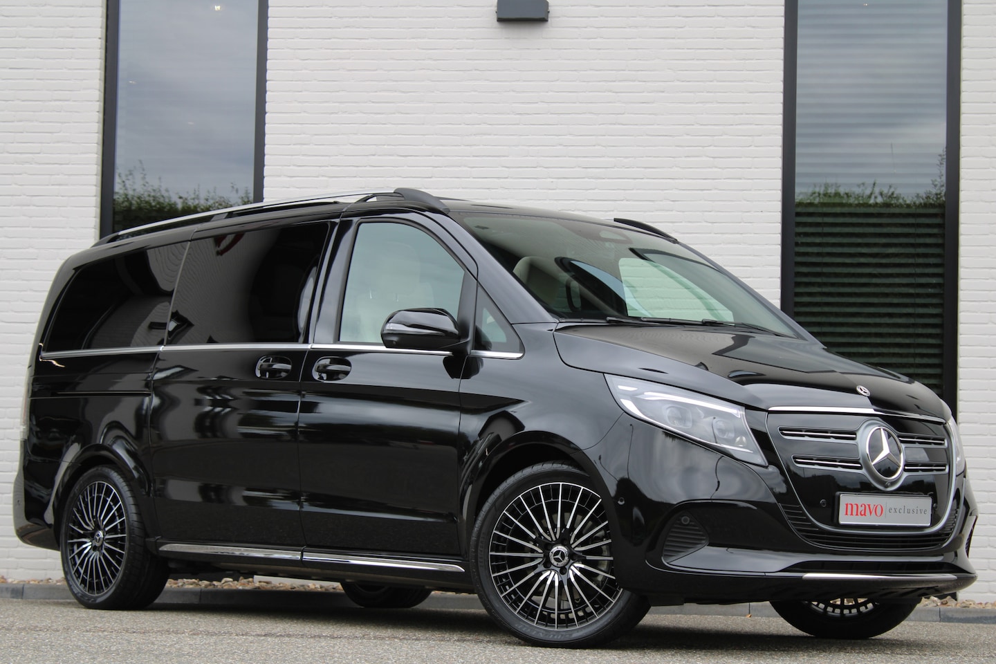 Mercedes-Benz EQV - 300 L2 / AMG / Panorama / Elec Stoelen / 7-Persoons / Burmester / Vol Opties / NIEUWSTAAT - AutoWereld.nl