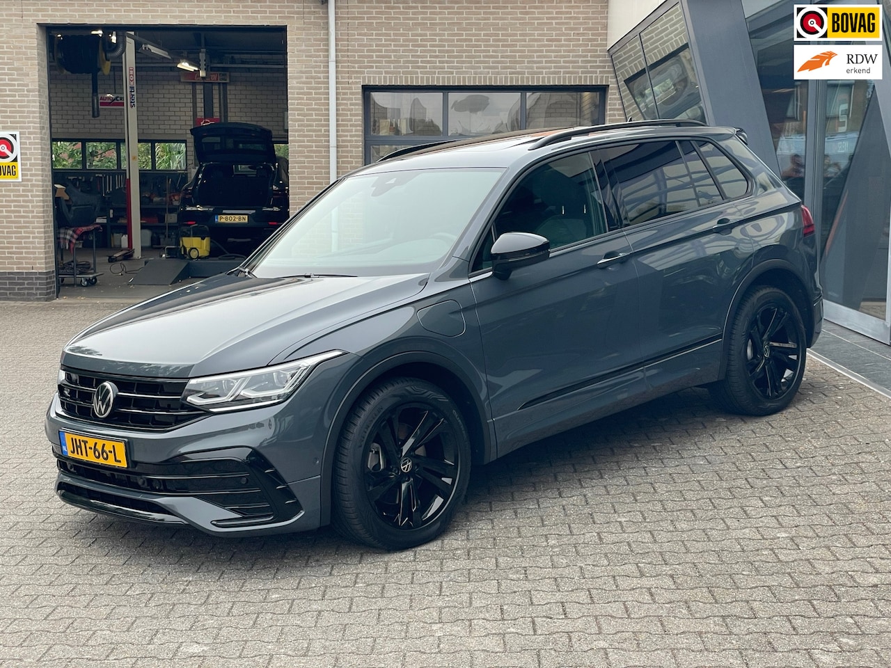 Volkswagen Tiguan - 1.4 TSI eHybrid R-Line Business+Pano Dak Elec Haak - AutoWereld.nl