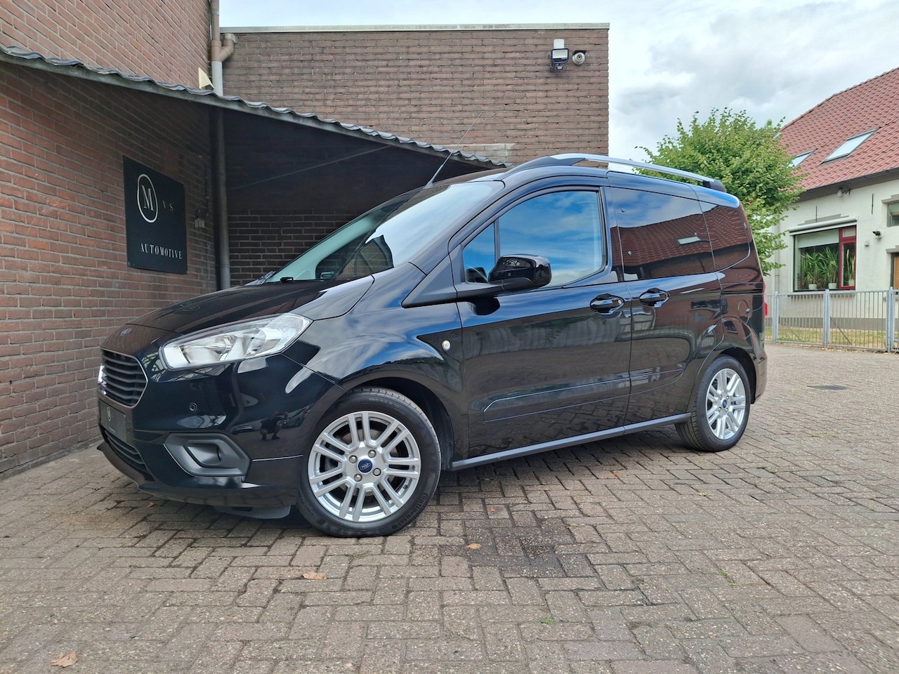 Ford Tourneo Courier - 1.0 Titanium 101PK 5 Persoons Carplay / Trekhaak / Airco / Navigatie / Bluetooth / Achteru - AutoWereld.nl