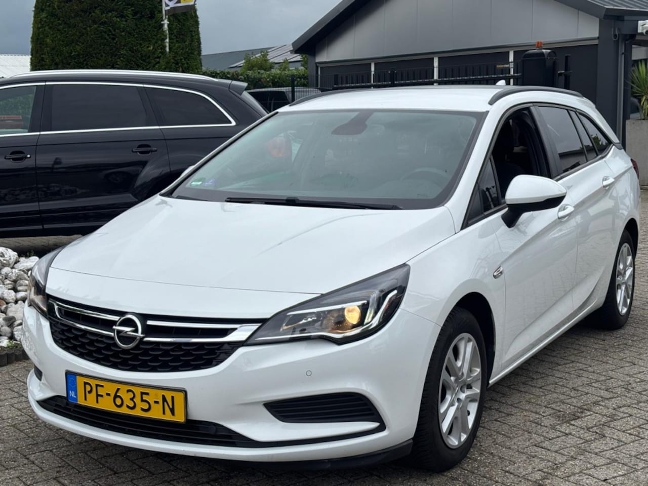Opel Astra Sports Tourer - 1.0 Online Editio 2017 Wit Trekhaak NL Audi - AutoWereld.nl