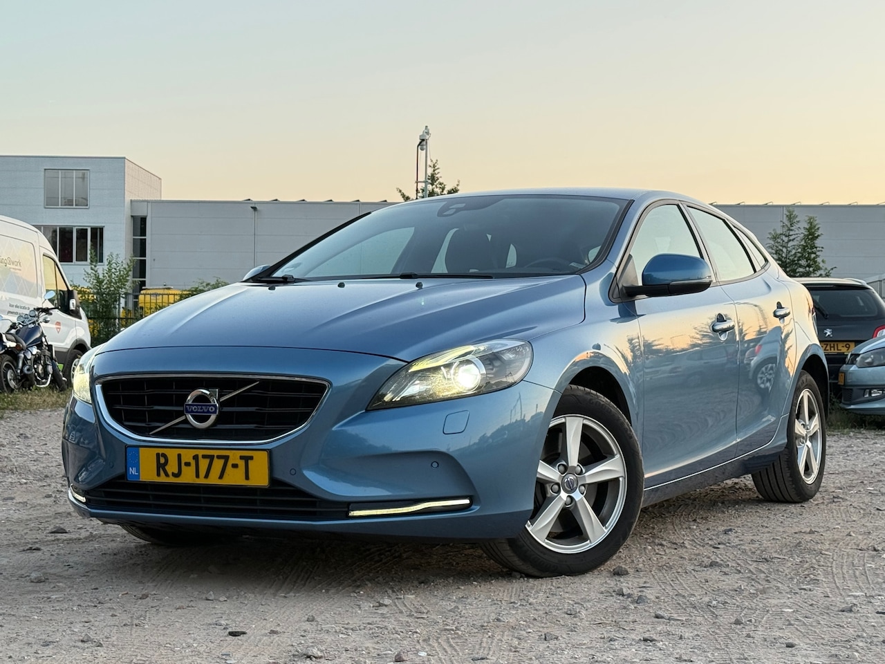 Volvo V40 - 2.0 D2 Momentum/AUTOMAAT/ZOMERBLAUW - AutoWereld.nl