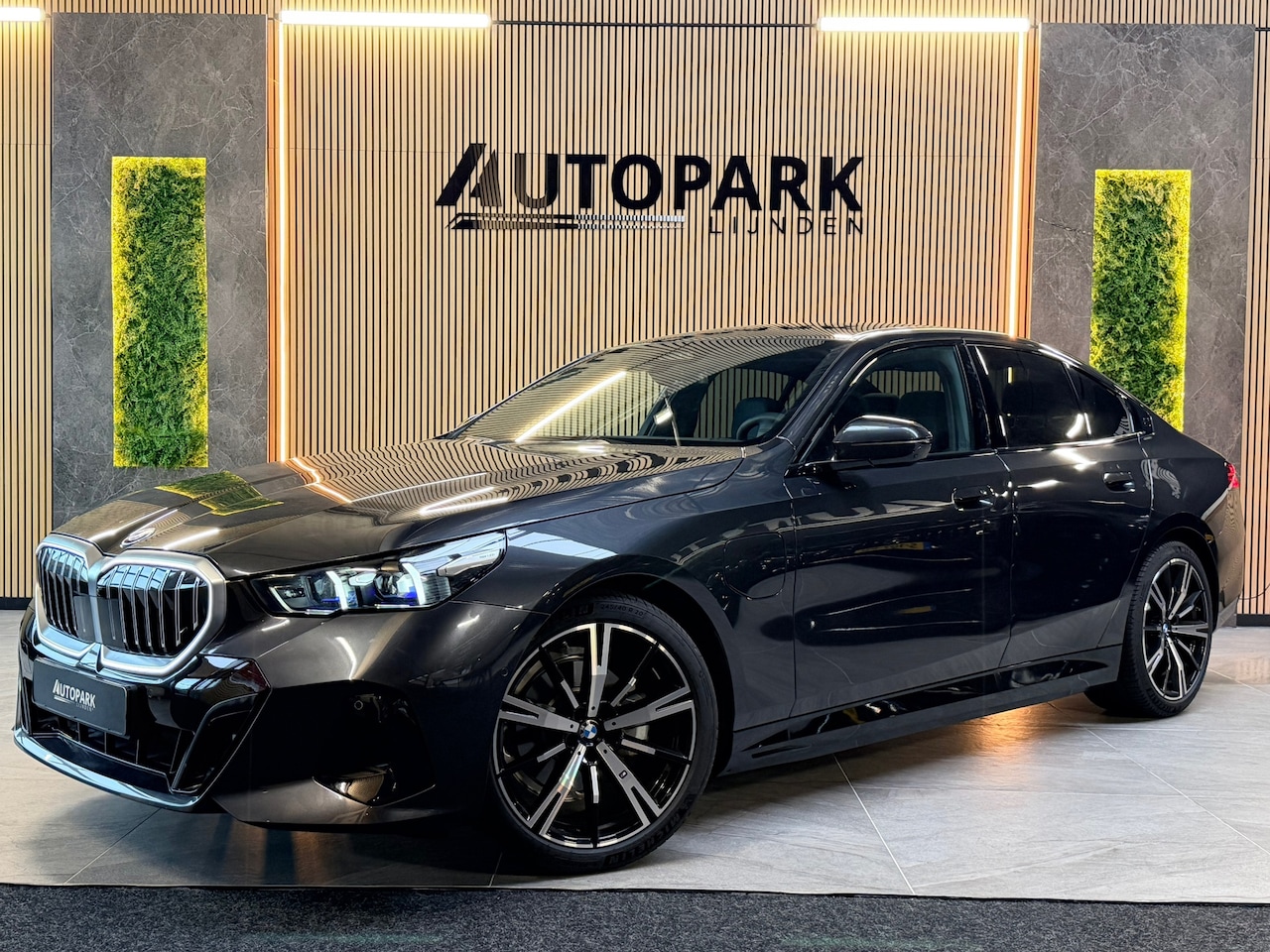 BMW 5-serie - 530e M Sport BTW|PANO|H&K|ICONIC|HuD|360 CAMERA|MEMORY|KEYLESS|FABRIEKSGARANTIE|SFEERVERLI - AutoWereld.nl