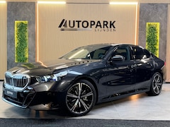 BMW 5-serie - 530e M Sport BTW|PANO|H&K|ICONIC|HuD|360 CAMERA|MEMORY|KEYLESS|FABRIEKSGARANTIE|SFEERVERLI