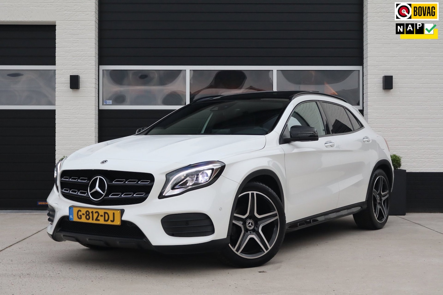Mercedes-Benz GLA-Klasse - 180 Business Solution AMG Night Upgrade Panoramadak - Camera - Keyless - 19" - NL Auto - AutoWereld.nl