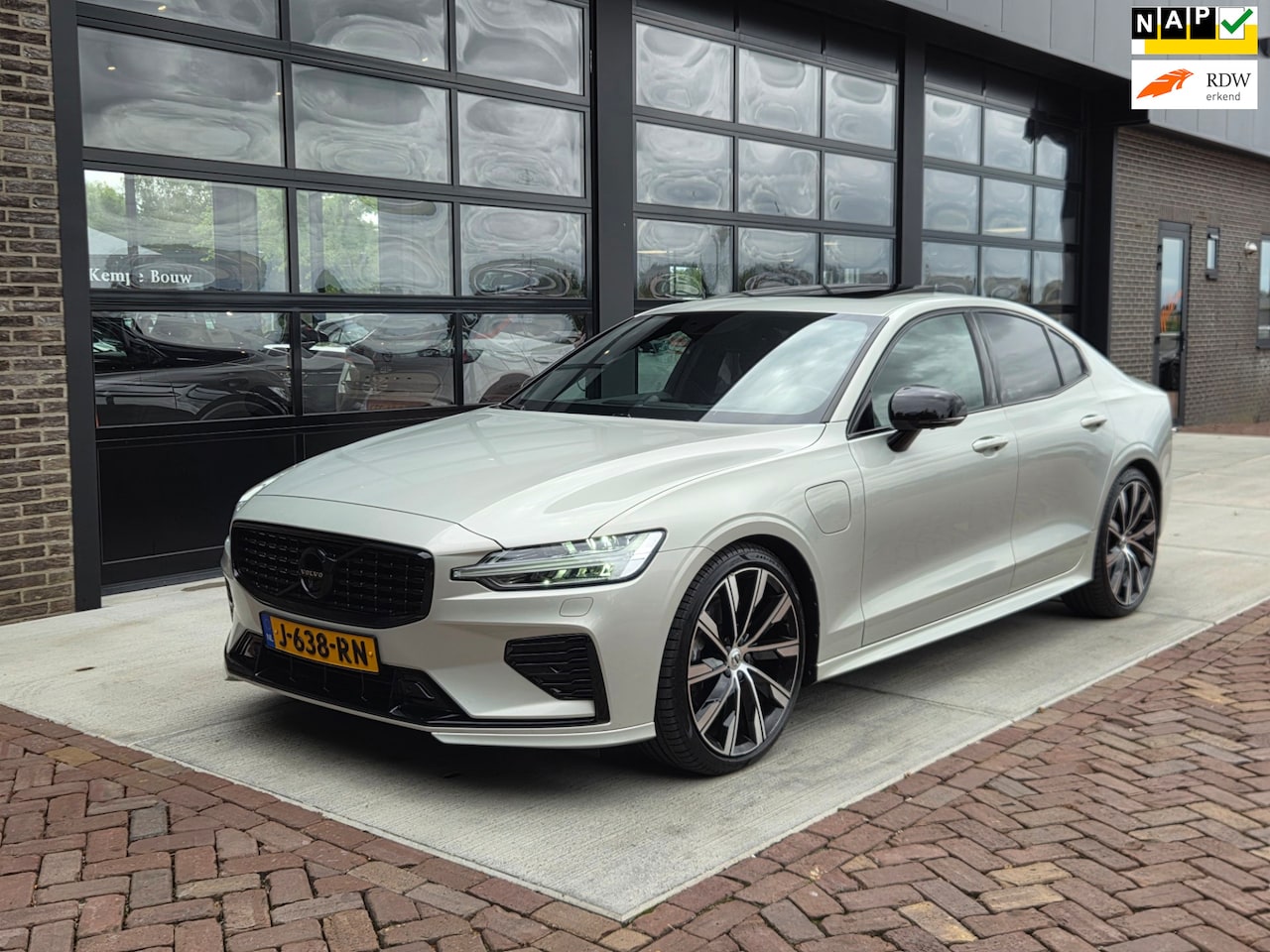 Volvo S60 - 2.0 Recharge T6 AWD R-Design | Panodak | B&W - AutoWereld.nl
