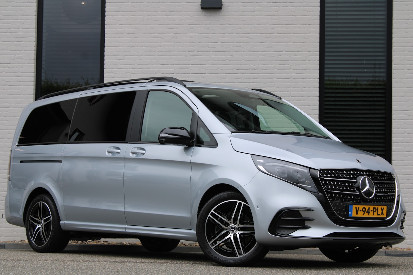 Mercedes-Benz V-klasse - 250d / DC / 4-Matic / AMG / Panorama / 2x Elec Schuifd / 360 Cam / Burmester / Vol Opties - AutoWereld.nl