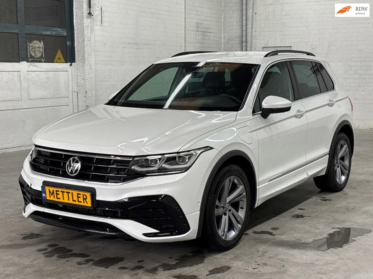 Volkswagen Tiguan - 1.4 TSI Plug-in eHybrid R-Line IQ Lights|360 View|Carlpay|Trekhaak - AutoWereld.nl