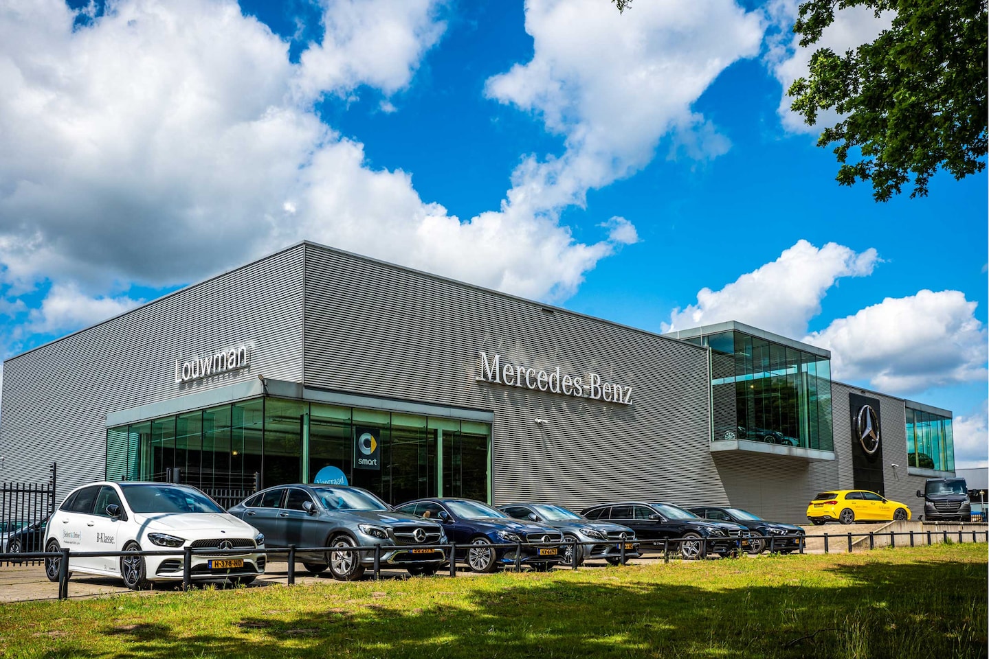 Mercedes-Benz A-klasse - 250 e AMG Plug-In Hybride AMG Line | Night Pakket | 19 Inch AMG Velgen | Parkeerpakket met - AutoWereld.nl