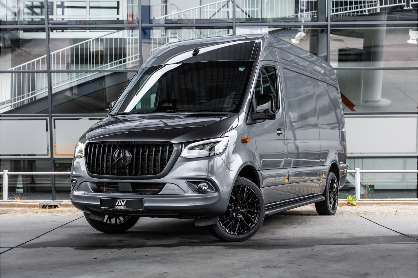 Mercedes-Benz Sprinter - 317 1.9 CDI L2 | AMG | LED | CarPlay | Camera | Navigatie | Stoelverwarming | Cruise contr - AutoWereld.nl