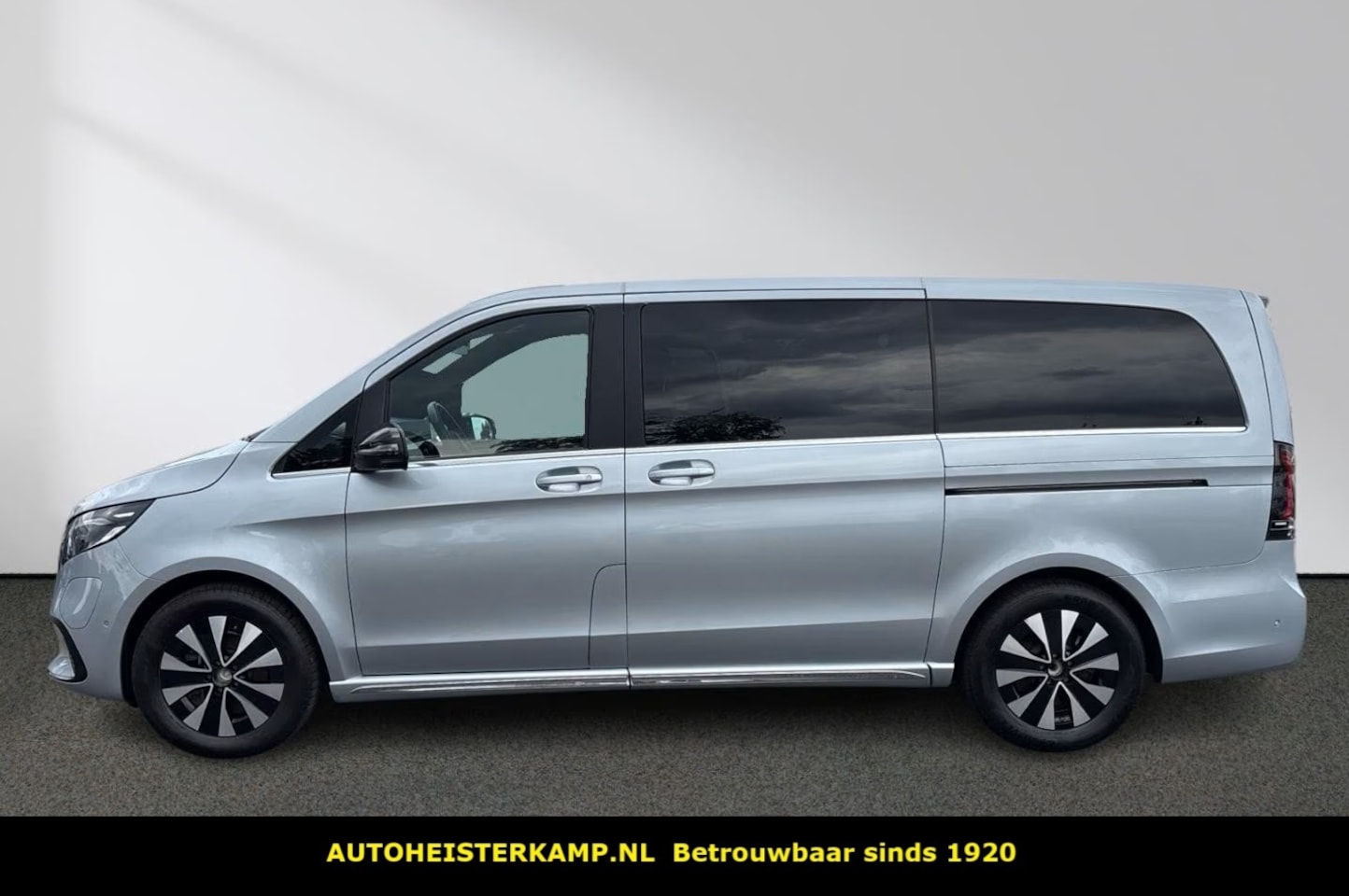 Mercedes-Benz EQV - 300 L2 Avantgarde 90 kWh 8 Personen 65.945 incl BTW LED Leder EL. Schuifdeuren Camera - AutoWereld.nl