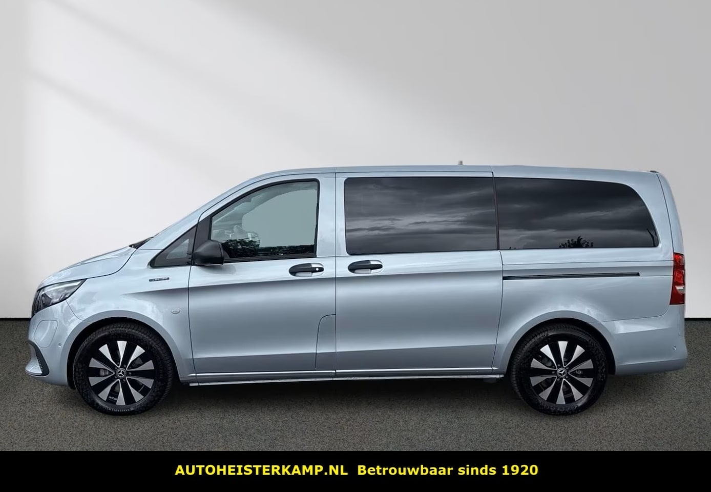 Mercedes-Benz eVito Tourer - 129 PRO L2 90 kWh 8 Personen 56.749 incl BTW Camera Stoelverwarming 2 Schuifdeuren - AutoWereld.nl