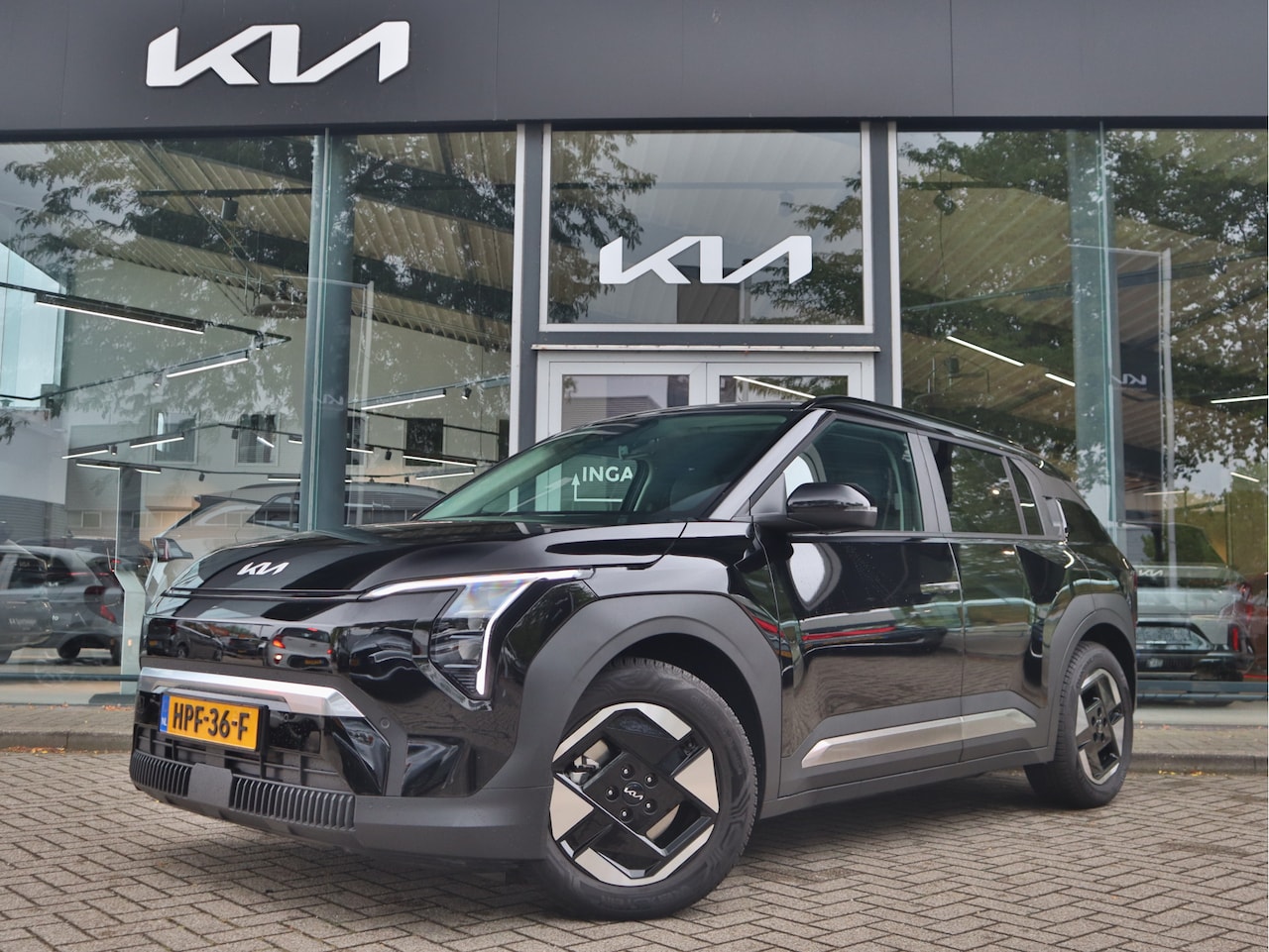 Kia EV3 - Plus 58.3 kWh ALL SEASONS BANDEN | ZEER WEINIG KM - AutoWereld.nl