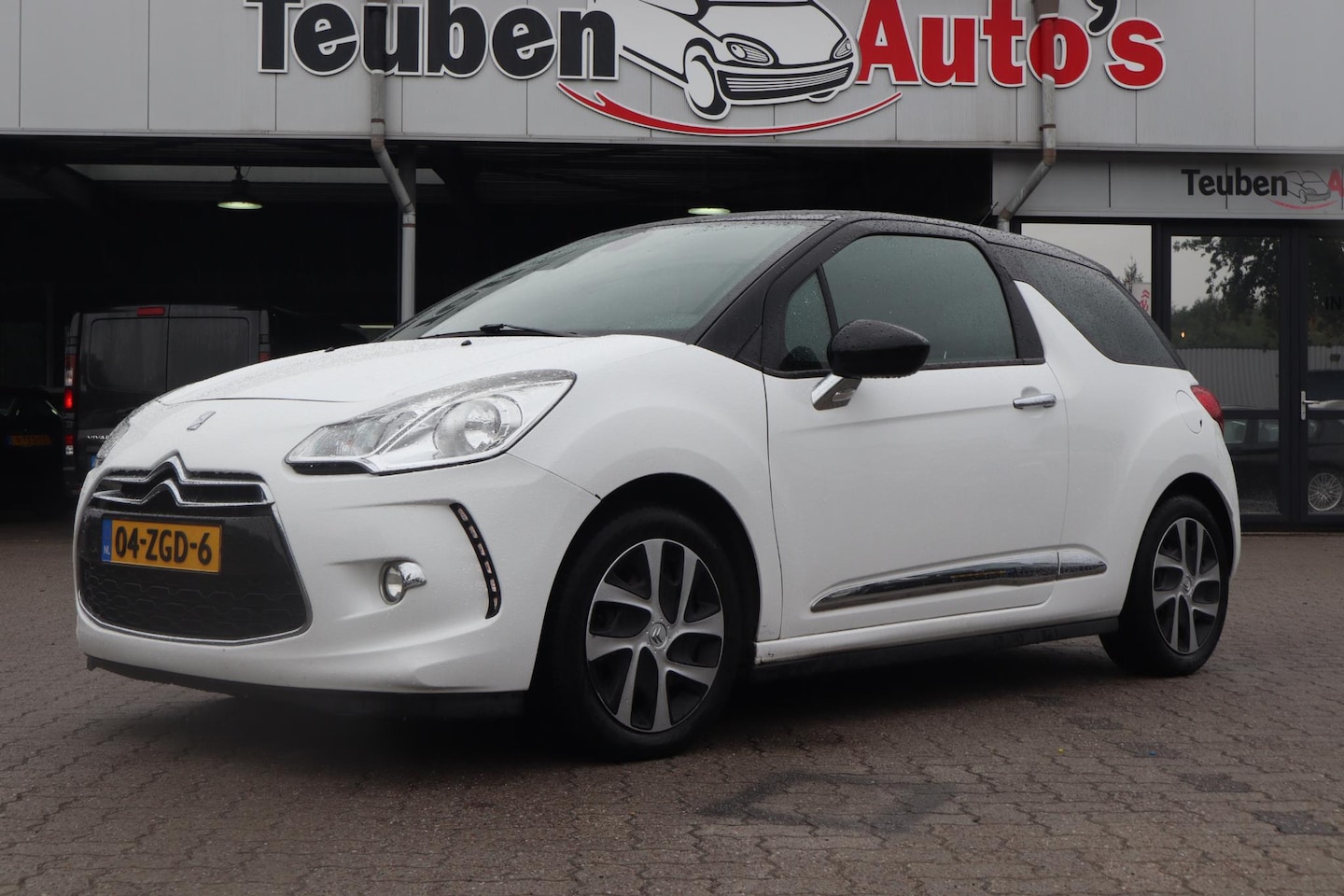 Citroën DS3 - 1.2 VTi Chic | Climate control | Cruise control | PDC achter | Camera | Donker glas - AutoWereld.nl