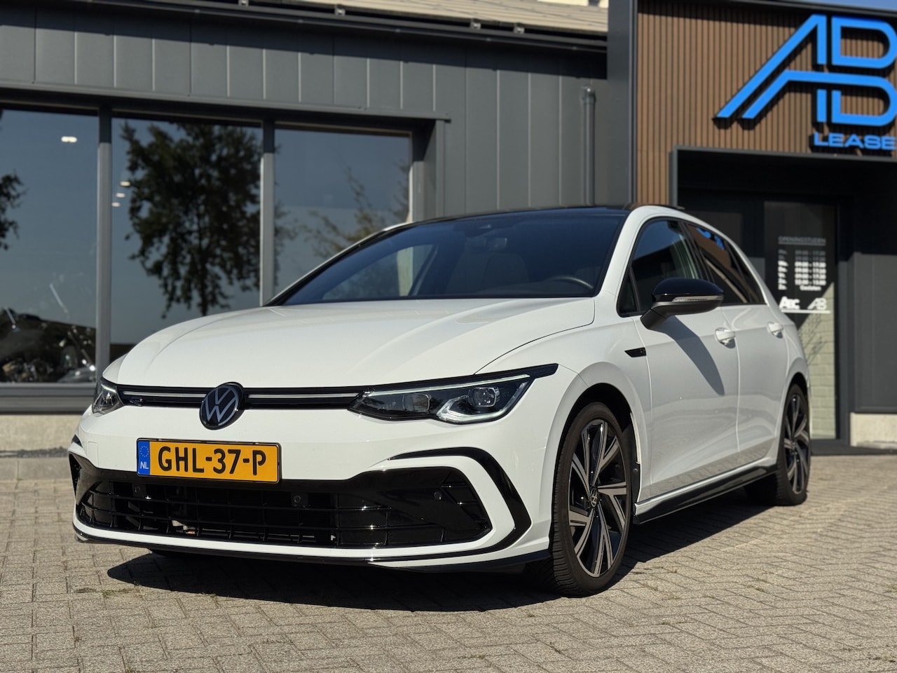Volkswagen Golf - 1.5 eTSI R-Line Business Pano Sfeer - AutoWereld.nl