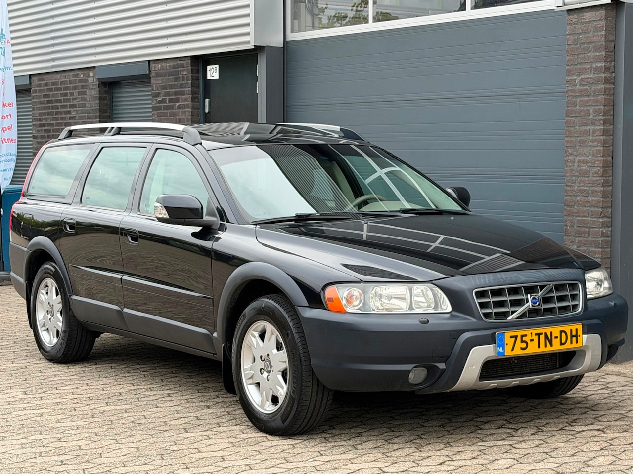 Volvo XC70 - 2.5 T Momentum CLIMA CRUISE SCHUIFDAK TREKHAAK PDC - AutoWereld.nl