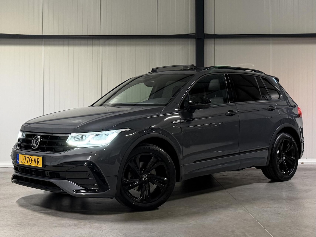 Volkswagen Tiguan - 1.5 TSI R-Line Pano Virtual Harman Kardon - AutoWereld.nl