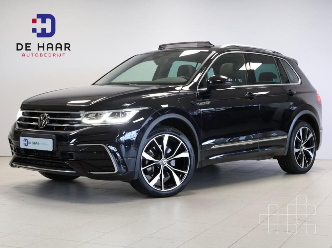 Volkswagen Tiguan - 1,4 TSI eHybrid R-Line Business+ - Pano - Leer - Trekhaak - AutoWereld.nl
